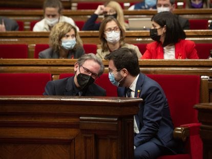 El conseller de Economía, Jaume Giró, y el president de la Generalitat, Pere Aragonès, en un Pleno del Parlament el pasado 1 de diciembre, en Barcelona.