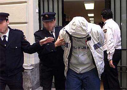 Uno de los detenidos, al ser trasladado a los juzgados de Barcelona el pasado 4 de noviembre.