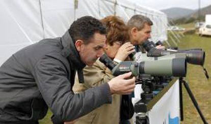 Varios asistentes a la IX edición de la Feria Internacional de Turismo Ornitologico (FIO), prueban distintos telescopios terrestres.
