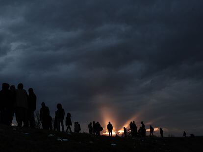 Un grupo de migrantes y refugiados espera a cruzar en Edirne, en Turquía, a Grecia el pasado 4 de marzo.
