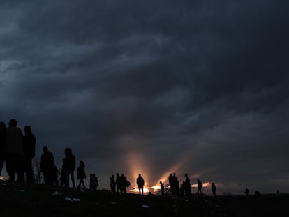 Un grupo de migrantes y refugiados espera a cruzar en Edirne, en Turquía, a Grecia el pasado 4 de marzo.