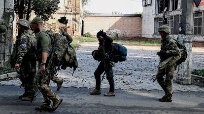Un grupo de soldados ucranios, este sábado en Bajmut, en la zona de la región de Donetsk controlada por Kiev.