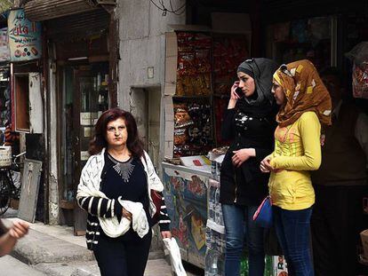 Dos jóvenes pasean por el barrio cristiano de Damasco.