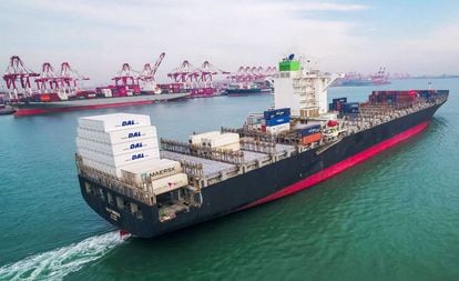 Un carguero de mercancías en el puerto de Qingdao, China.