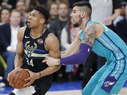 Antetokounmpo, sujetado por Willy Hernangómez.