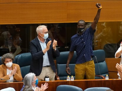 El diputado, Serigne Mbayé, tras las acusaciones de la portavoz de Vox, Rocío Monasterio, en la Asamblea de Madrid.