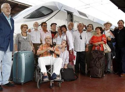 Varios de los actores que han participado en el homenaje al director español en la madrileña estación de Atocha