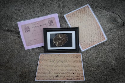 Las cartas que Anastasio Godoy le escribía a su esposa, Benita Lillo, desde la cárcel. En el centro una foto de ella.