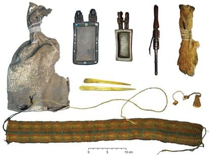 Paquete ritual con distintos objetos para consumir estupefacientes utilizados hace más de mil años en la actual Bolivia
