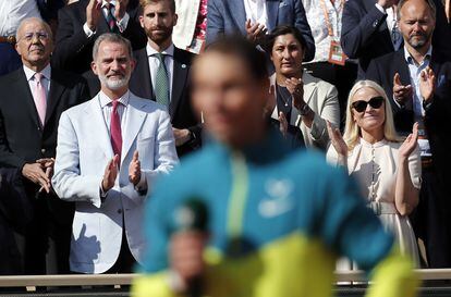 Felipe VI aplaude la intervención de Rafael Nadal durante la ceremonia de entrega de trofeos de Roland Garros. El Rey, que presenció en directo la enésima hazaña de Nadal, reconoció tras la final, en los micrófonos de Eurosport, que el manacorí se merece este título más que nadie: “Este torneo para él es muy especial y lo demuestra en cada partido aquí en París. Lo ha pasado mal con el pie, pero lo sigue intentando. Todos se lo agradecemos y le apoyamos por ello”.
