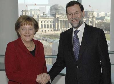 El líder del PP, Mariano Rajoy, saluda a la canciller alemana, Angela Merkel, en Berlín.
