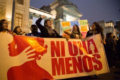 Miles de manifestantes participaron en la marcha 'Ni una Menos' que culminó en el centro de Lima.