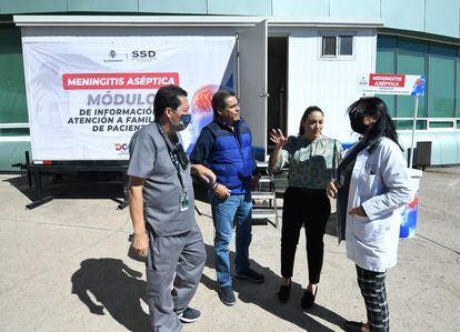 La secretaria de Salud de Durango, Irasema Kondo, frente a un módulo de información sobre la meningitis.