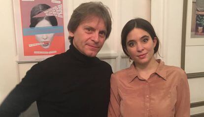 Candela Ant&oacute;n, con su padre, Carlos, junto al cartel de la obra. 