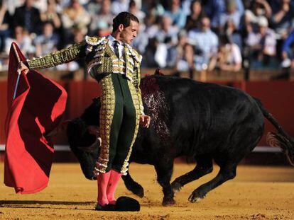 Pepe Moral, durante su faena del lunes en la Maestranza de Sevilla. 