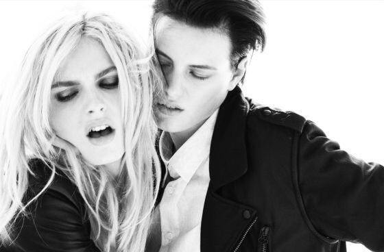 Erika Linder junto a Andrej Pejic en la última campaña de FORWARD by Elyse Walker.