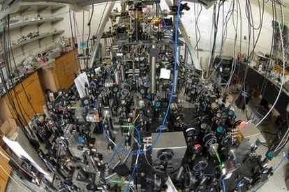 Montaje de láser en la Universidad de Berkeley para comprobar con gran precisión la relatividad general.