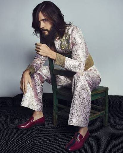 Jared Leto posa en exclusiva para ICON con mono de ‘jacquard’ rosa bordado con motivos florales y mocasines bicolores. Todo, Gucci.