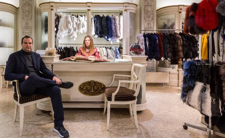 Marc Espar, propietario de La Siberia, posa en el interior de la tienda con Carme, una de les trabajadoras.