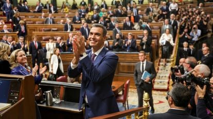 Pedro Sánchez recibe el aplauso del grupo parlamentario socialista tras ser investido presidente del Gobierno, el pasado 16 de noviembre.
