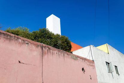 Casa estudio del arquitecto Luis Barragán en Ciudad de México, declarada patrrimonio de la humanidad por la Unesco, e inspirado en los cármenes de Granada. |