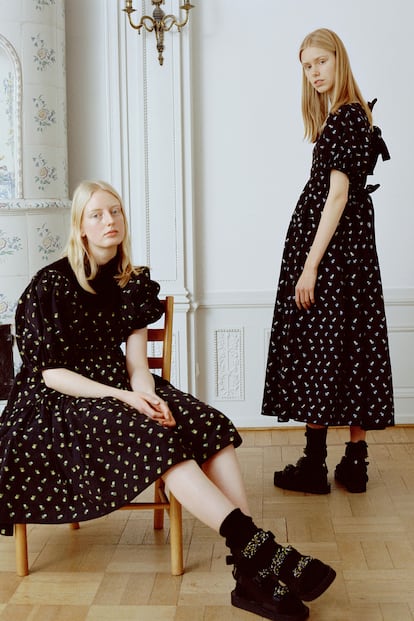 Cecilie Bahnsen
Esta diseñadora de Copenhague ha revolucionado la moda nórdica con unos diseños que combinan minimalismo y maximalismo y se acercan al detalle y la artesanía de la alta costura. No son baratos (los vestidos rondan los 1000 euros), pero, según su creadora, están pensados para durar a través de los años y convertirse en piezas que pasan de generación en generación. Cecilie Bahnsen fue finalista del prestigioso LVMH Prize y fundó su marca epónima en 2015.