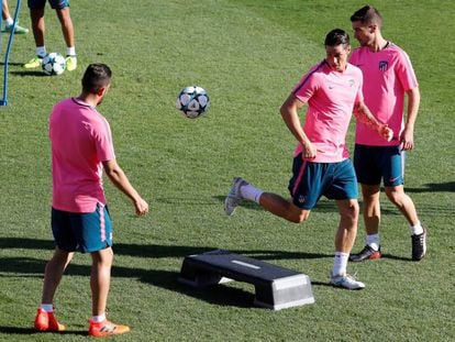 Koke, Torres y Gabi, durante el último entrenamiento del Atlético antes de enfrentase al Leganés