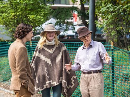 Woody Allen, con Timothée Chalamet y Elle Fanning, en septiembre de 2017 en el rodaje de 'Día de lluvia en Nueva York'.