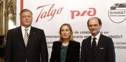 Ana Pastor (centro), Vladimir Yakunin (i), y Carlos De Palacio, en Moscú.