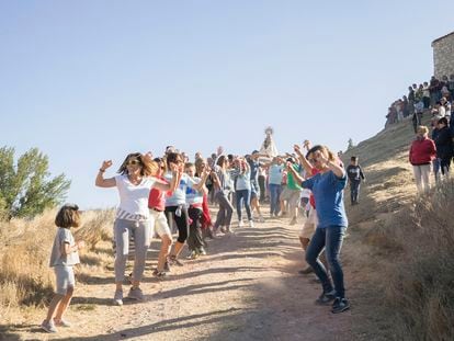 El día de la fiesta, los vecinos de Presencio acuden a la ermita y sacan a la Virgen en romería bailando la jota a su alrededor.