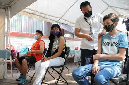 Varios menores de 12 años reciben la vacuna contra el coronavirus en Ciudad de México.