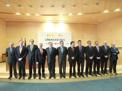 Fernando Jiménez Latorre, secretario de estado de Economía y román Escolano, presidente del ICO, posan con los representantes de los bancos tras la frma de las lineas ICO 2014