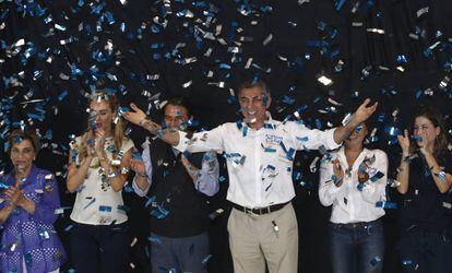 El candidato del Partido Acción Nacional a la gobernación de Puebla, José Antonio Gali Fayad, celebra su victoria.