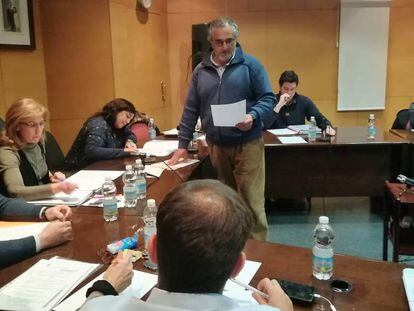 Óscar López Canencia jura su acta de concejal durante el pleno celebrado este jueves en El Molar.