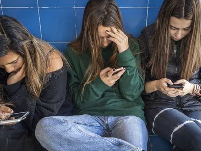 Alumnas con el móvil en un instituto de secundaria de Valencia.