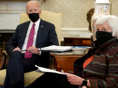 Janet Yellen, secretaria del Tesoro de Estados Unidos, junto al presidente Joe Biden, el 29 de enero en la Casa Blanca.