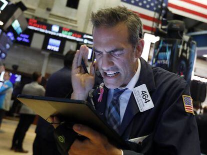 Un operador de Bolsa, esta semana en el parqué neoyorquino de Wall Street. En vídeo, temor mundial a una guerra de divisas.