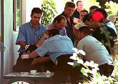 Agentes de Marbella proceden a trasladar el cadáver del ciudadano italiano asesinado ayer.