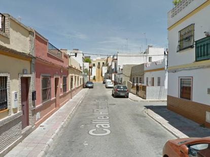 Vista de la calle Hilarión Eslava, en Alcalá de Guadaíra (Sevilla).