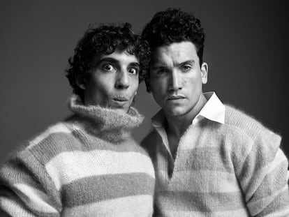 Miguel Herrán (izquierda) y Jaime Lorente visten de Fendi.