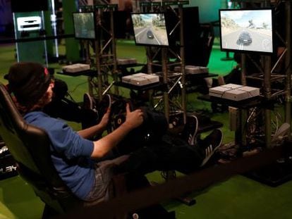 Varios usuarios prueban diferentes videojuegos en la Feria del Videojuego, en Ifema, durante este año en Madrid.
