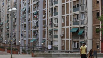 Gran part dels barris més afectats pel deteriorament del parc urbà van ser construïts a la dècada de 1960, en un període de gran afluència a l’àrea de Barcelona de població immigrant.