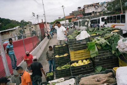 Productores llegan a vender al frente del mercado Guerrero de Baloa II en Caracas, el pasado 27 de enero.