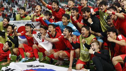 Los jugadores de Corea del Sur celebran su clasificación a los octavos de final.