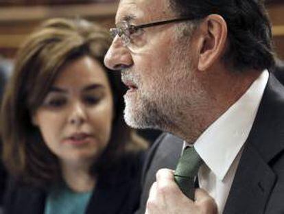 El presidente del Gobierno, Mariano Rajoy, junto a la vicepresidenta, Soraya Sáenz de Santamaría, durante la sesión de control al Ejecutivo en el Congreso de los Diputados. EFE/Archivo