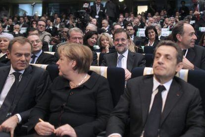 Mariano Rajoy, en segundo termino, entre Merkel y Sarkozy.