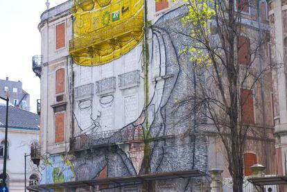 El hombre con corona chupando de una pajita, también de la avenida Fontes Pereira de Melo, es obra del artista italiano Blu. Otros de los grafiteros famosos que dejaron aquí su huella son los brasileños Os Gêmeos, que pintaron un enmascarado apuntando con un tirachinas.