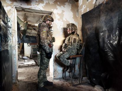 Dos soldados charlan en un edificio en ruinas, en el frente de Avdiivka, este miércoles. 