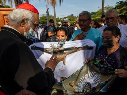 El cardenal Leopoldo Brenes bendice imágenes de Cristo durante una congregación por el Viernes Santo, en Managua, el pasado 7 de abril.