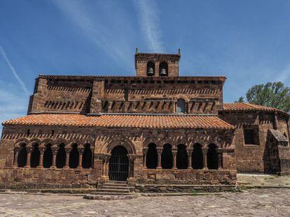 En Pineda de la Sierra (Burgos), el viajero puede admirar algunos de los edificios románicos mejor conservados de la provincia.